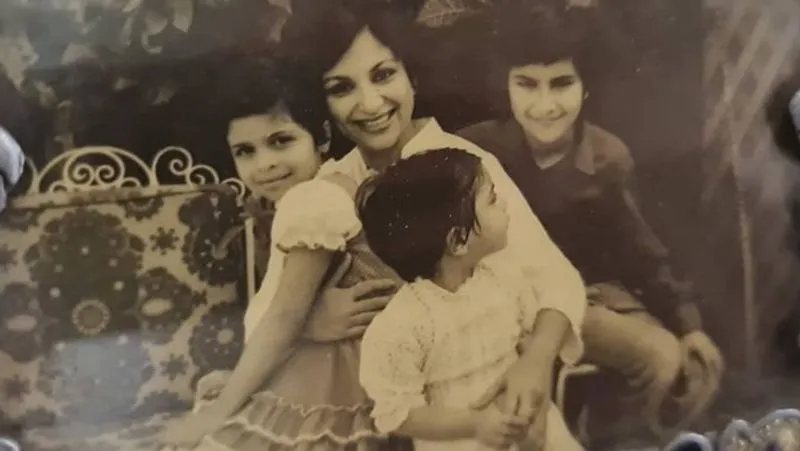 Saif Ali Khan की छोटी बहन को आई बचपन की याद, क्या आप पहचान सकते है कौन बैठा करीना की सास की गोद में