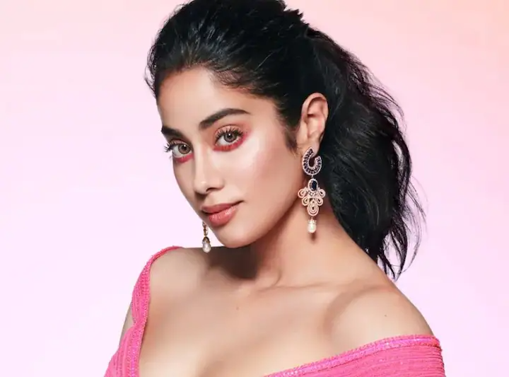 इस बॉलीवुड एक्टर के साथ किसिंग सीन करना चाहती हैं Janhvi Kapoor, खुद किया था खुलासा