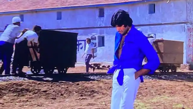 फैशन नहीं मजबूरी में अमिताभ बच्चन को इस तरह पहननी पड़ी थी शर्ट, बताया शूट के पहले दिन का किस्सा