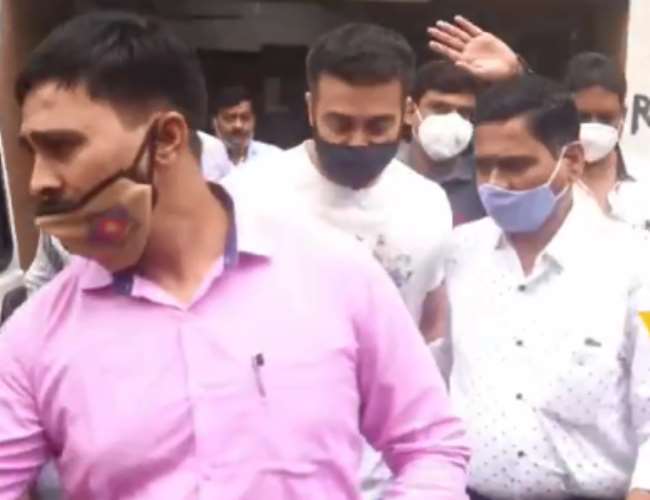 शिल्पा शेट्टी के पति राज कुंद्रा को झटका! अश्लील फ़िल्म केस में अदालत ने 27 जुलाई तक बढ़ाई पुलिस कस्टडी